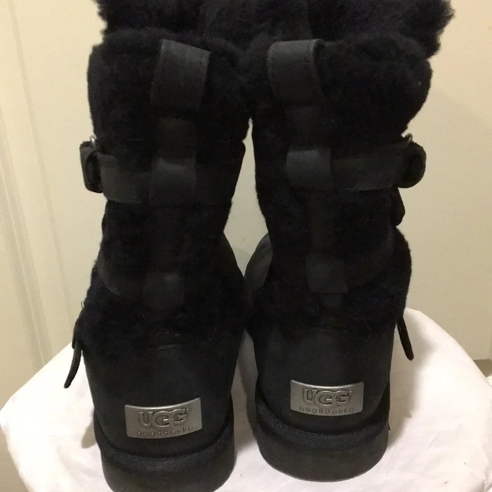 LIKE NEW! Ugg womens Becket Triple Buckle 1005380 Leather Shearling Boots size 8